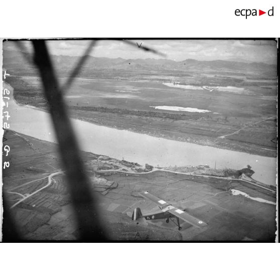 Avion Morane-Saulnier effectuant un vol de reconnaissance au-dessus du delta du Tonkin.