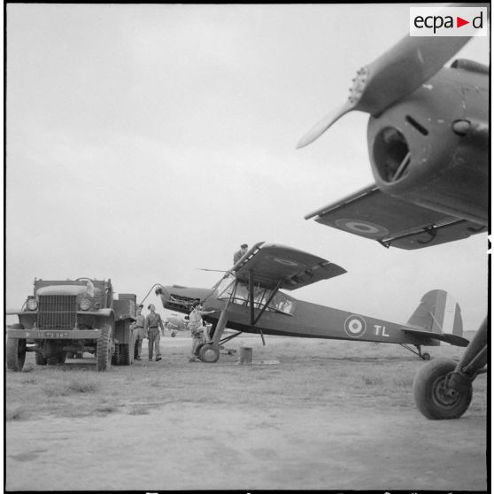 Ravitaillement en essence d'un avion Morane-Saulnier avant le départ en mission du groupe d'aviation d'observation d'artillerie (GAOA) dans le delta du Tonkin.