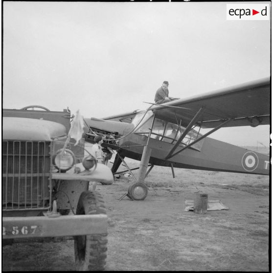 Ravitaillement en essence d'un avion Morane-Saulnier avant le départ en mission du groupe d'aviation d'observation d'artillerie (GAOA) dans le delta du Tonkin.