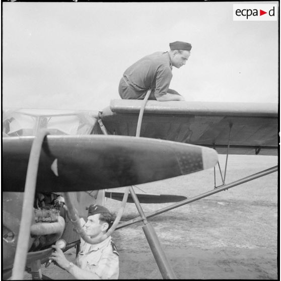 Ravitaillement en essence d'un avion Morane-Saulnier avant le départ en mission du groupe d'aviation d'observation d'artillerie (GAOA) dans le delta du Tonkin.