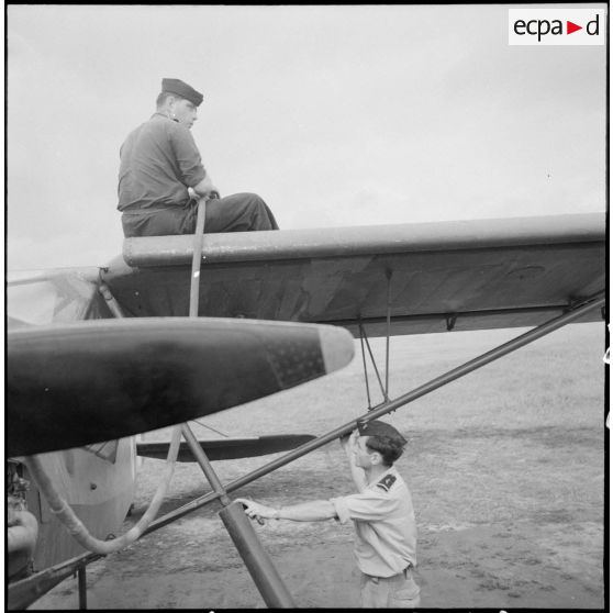Ravitaillement en essence d'un avion Morane-Saulnier avant le départ en mission du groupe d'aviation d'observation d'artillerie (GAOA) dans le delta du Tonkin.