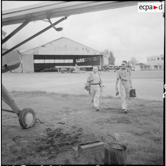 Un pilote et un observateur regagnant leur avion pour mission.