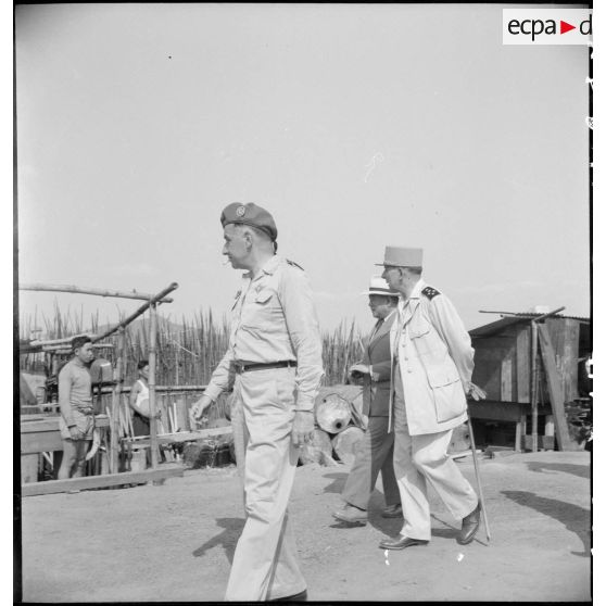 Le général de Lattre de Tassigny, commandant en chef en Indochine et Tran Van Huu, président du conseil des ministres de l'Etat du Vietnam, inspectent le poste en compagnie du colonel Clément  lors d'une visite officielle à Vinh Yen.