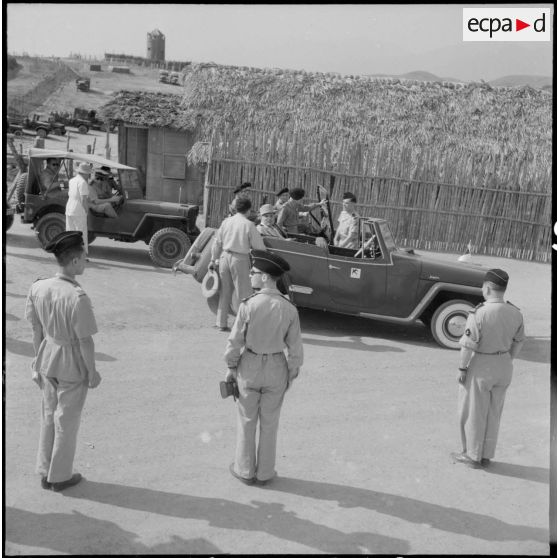 Après la visite d'un poste dans le secteur de Vinh Yen, le général de Lattre de Tassigny, commandant en chef en Indochine repart dans sa voiture officielle.