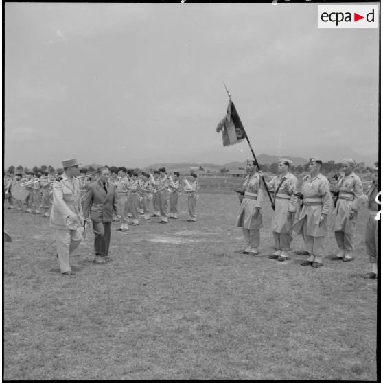 Revue des troupes par le général de Lattre de Tassigny, commandant en chef en Indochine et Tran Van Huu, président du conseil des ministres de l'Etat du Vietnam, sur le terrain d'aviation de Vinh Yen.