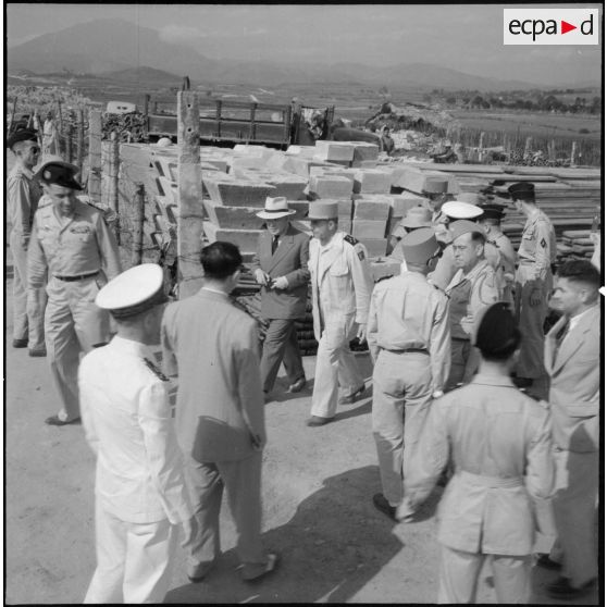 Le général de Lattre de Tassigny, commandant en chef en Indochine et Tran Van Huu, président du conseil des ministres de l'Etat du Vietnam, inspectent le poste lors d'une visite officielle à Vinh Yen.
