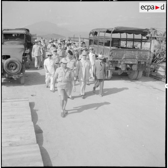 Le général de Lattre de Tassigny, commandant en chef en Indochine et Tran Van Huu, président du conseil des ministres de l'Etat du Vietnam, inspectent le poste lors d'une visite officielle à Vinh Yen.