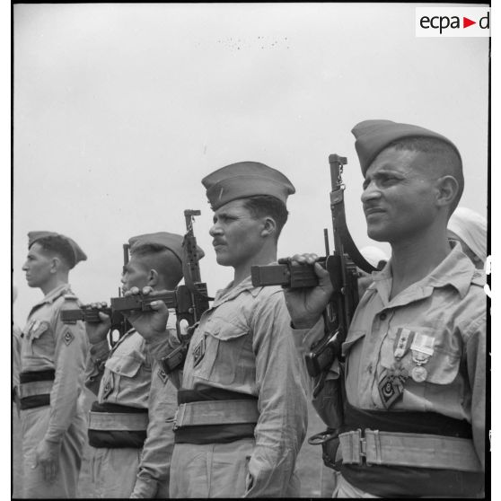 Des éléments du  8e régiment de spahis algériens (8e RSA) au garde-à-vous au cours d'une prise d'armée à Vinh Yen.