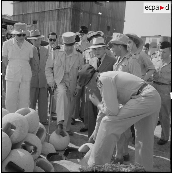 Le général de Lattre de Tassigny, commandant en chef en Indochine et Tran Van Huu, président du conseil des ministres de l'Etat du Vietnam, inspectent le poste lors d'une visite officielle à Vinh Yen.