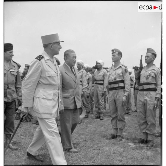 Revue des troupes par le général de Lattre de Tassigny et  Tran Van Huu sur le terrain d'aviation de Vinh Yen.