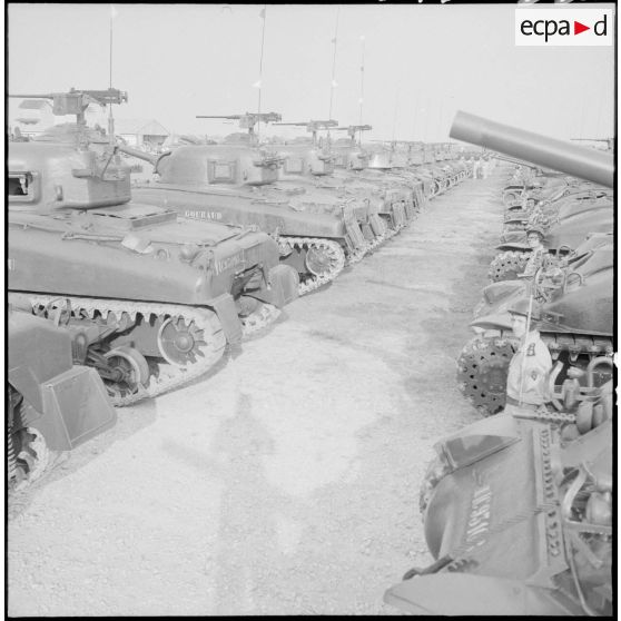 Alignement de chars Sherman à l'aéroport de Hanoï.