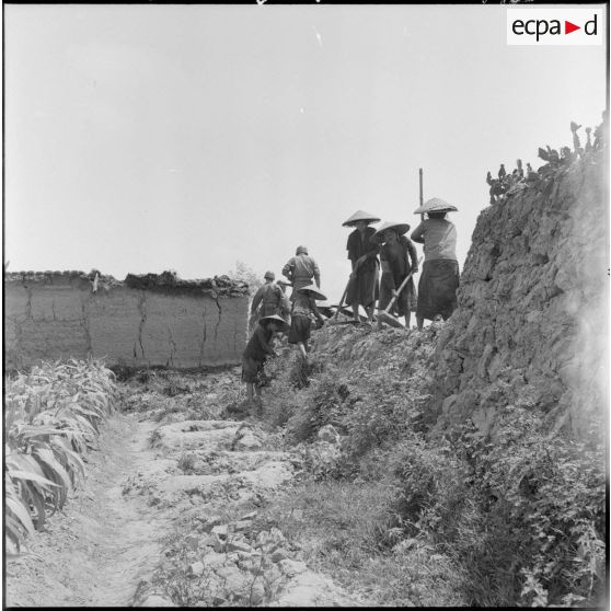 Les habitants renforçant les fortifications du village d'An Co.