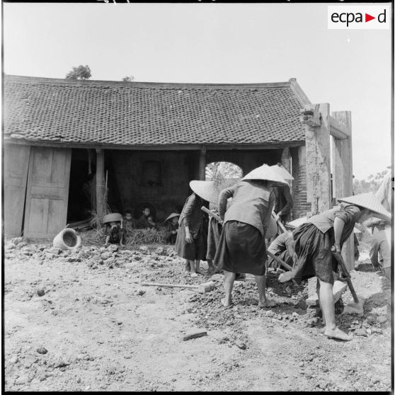 Les habitants renforçant les fortifications du village d'An Co.