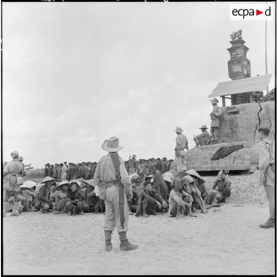 Contrôle et surveillance de la population.