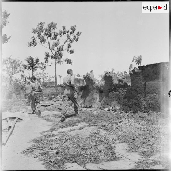 Progression des troupes françaises dans le village.