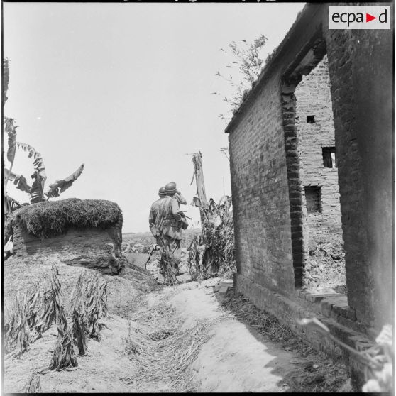 Progression des troupes françaises dans le village.