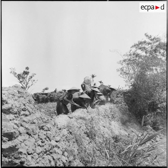 Les habitants renforcant les fortifications du village d'An Co.