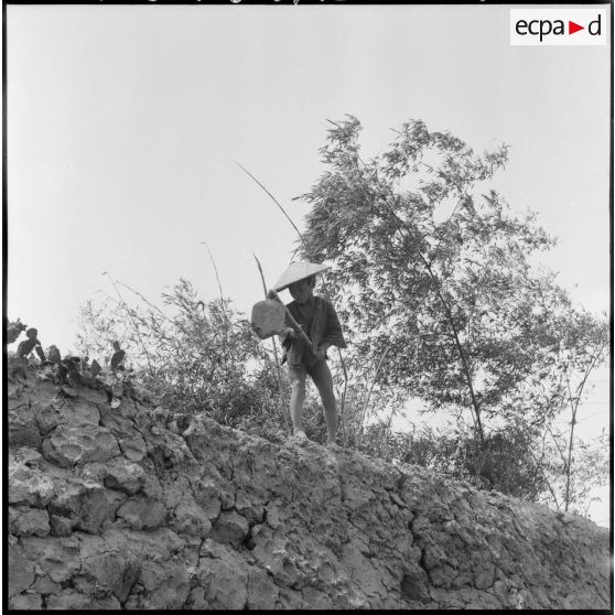 Les habitants renforcant les fortifications du village d'An Co.