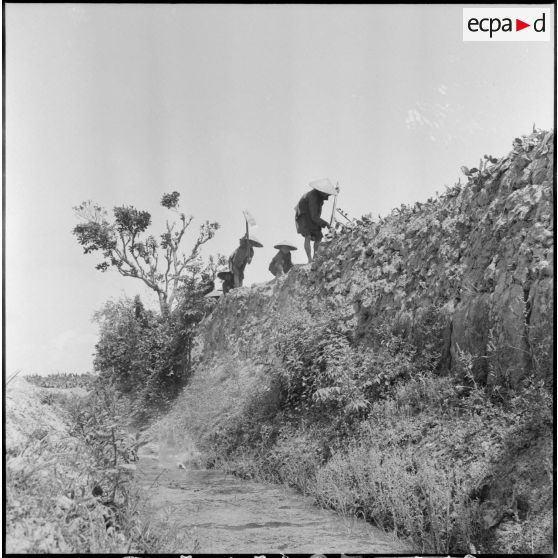 Les habitants renforcant les fortifications du village d'An Co.