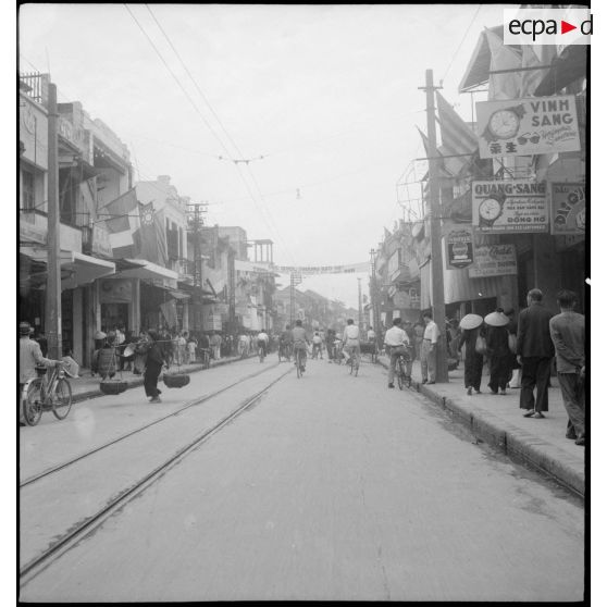 Scène de vie dans une rue de Hanoï.