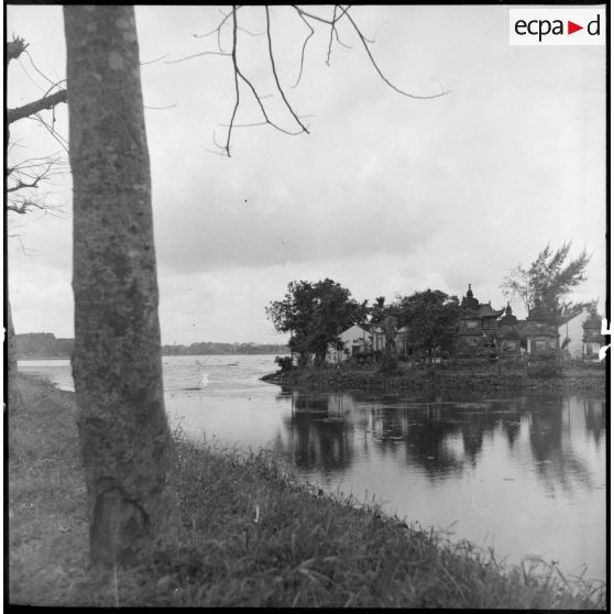 Une habitation au milieu du grand lac de Hanoï.