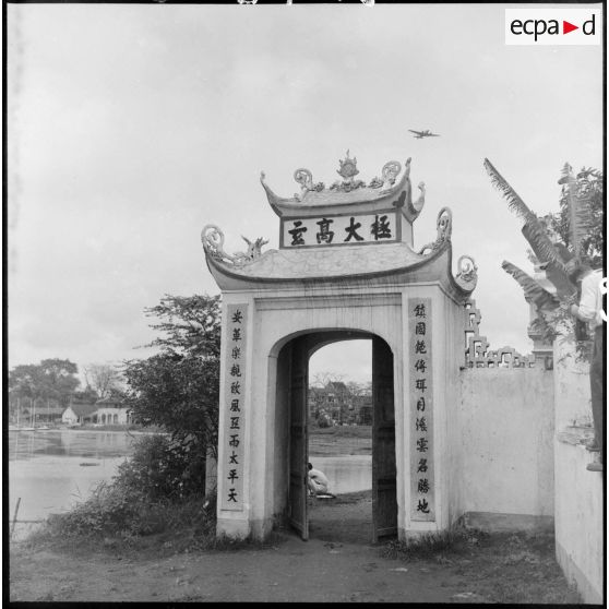 Au bord de l'eau, l'entrée d'une pagode.