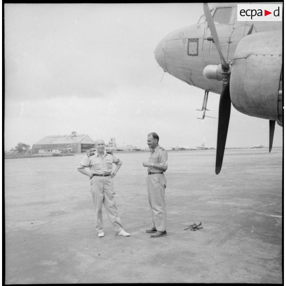 Deux capitaines sur le terrain d'aviation.