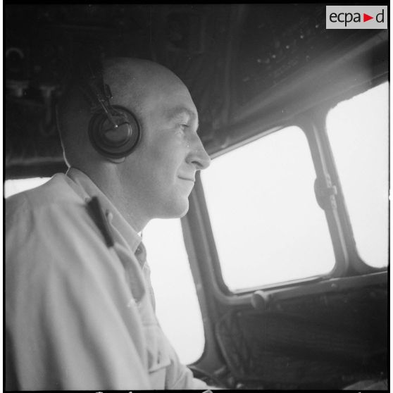 Un pilote dans le cockpit de son appareil.