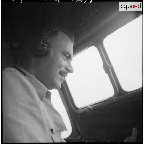 Un pilote dans le cockpit de son appareil.