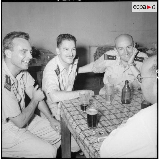 Les militaires de l'armée de l'Air buvant un verre.