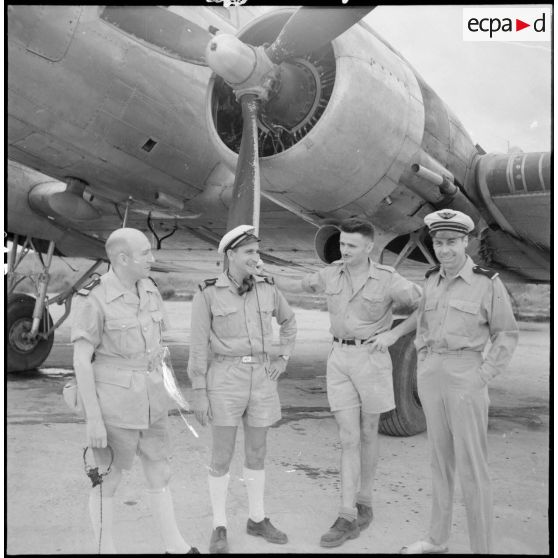 Photographie de groupe sur le terrain d'aviation.