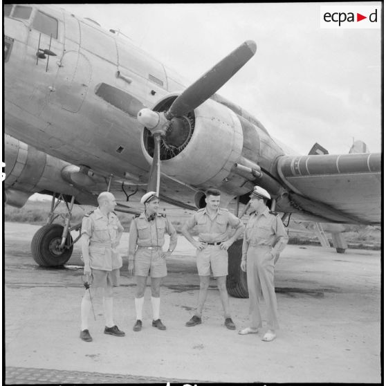 Photographie de groupe sur le terrain d'aviation.