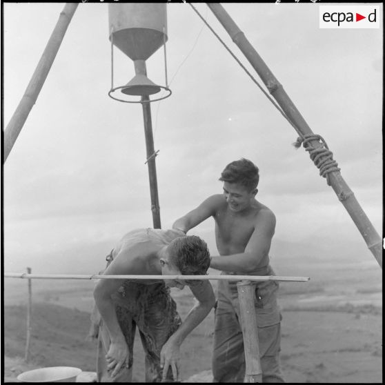 Vie quotidienne à l'intérieur du camp.