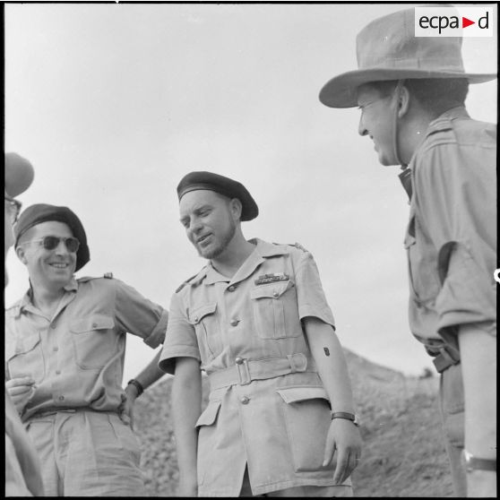 Le colonel Vanuxem et d'autres militaires à l'intérieur du camp.