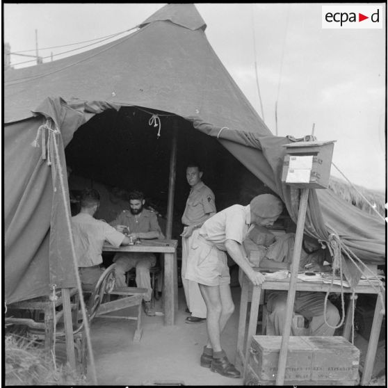 Le poste du camp militaire.