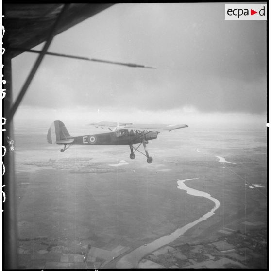 Un avion Morane-Saulnier MS 406 en vol.
