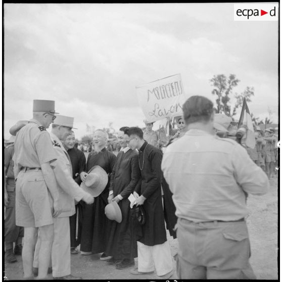 Le général de Lattre rencontrant les autorités religieuses locales.