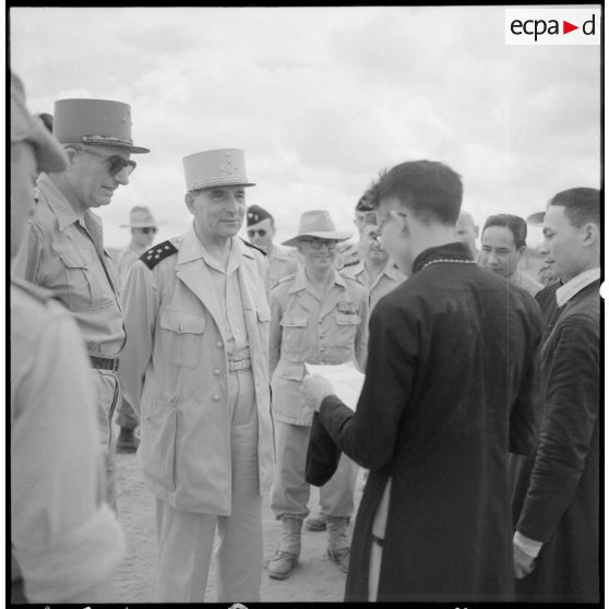 Le général de Lattre rencontrant les autorités religieuses locales.
