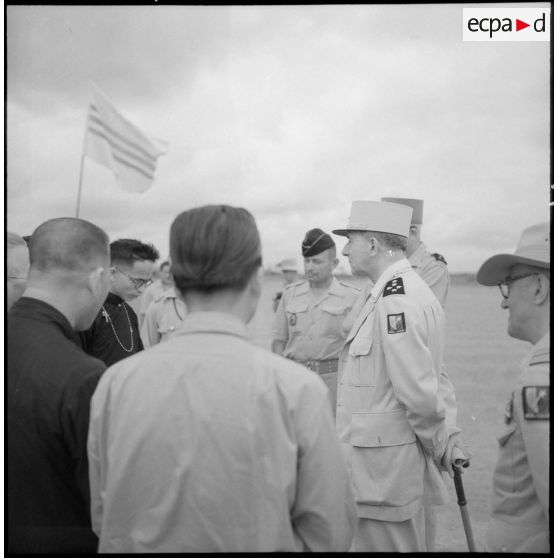 Le général de Lattre rencontrant les autorités religieuses locales.