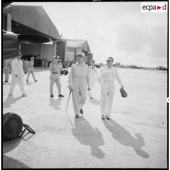 Son Excellence Malcolm Mac Donald en compagnie du général de Lattre, près des hangars.