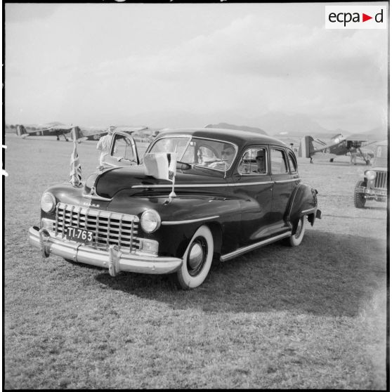 La voiture officielle, arborant le drapeau français et le drapeau britannique.