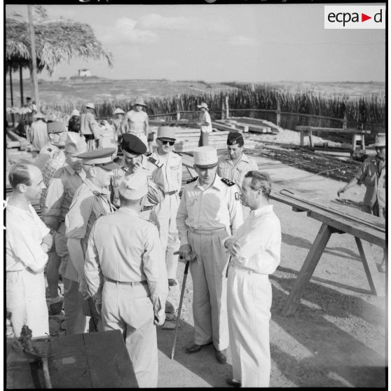 Le général de Lattre et Son Excellence Malcolm Mac Donald visitant un chantier de fortifications.