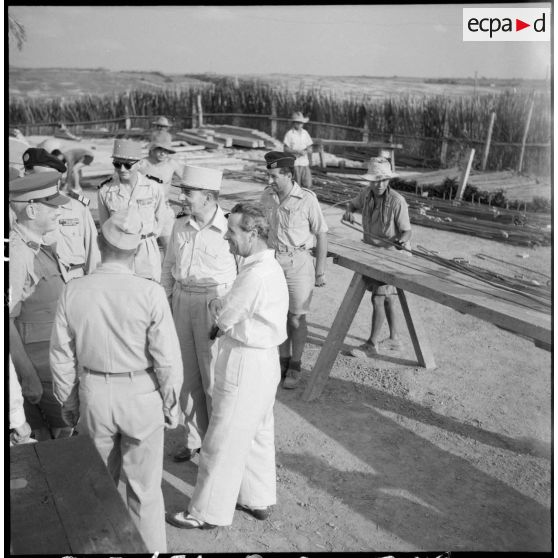 Le général de Lattre et Son Excellence Malcolm Mac Donald visitent un chantier de fortifications.