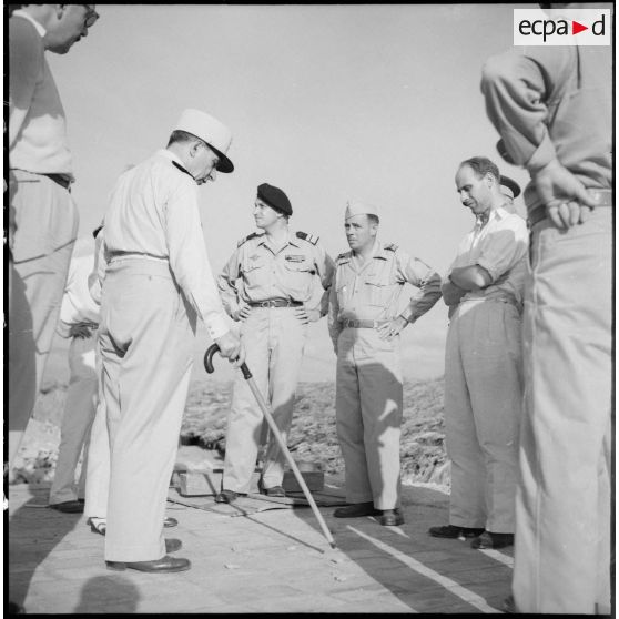 Le général de Lattre explique à Son Excellence Malcolm Mac Donald le rôle des blockhaus qui composent une ligne de défense du delta tonkinois.