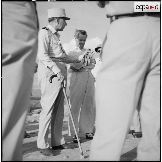 Le général de Lattre explique à Son Excellence Malcolm Mac Donald le rôle des blockhaus qui composent une ligne de défense du delta tonkinois.