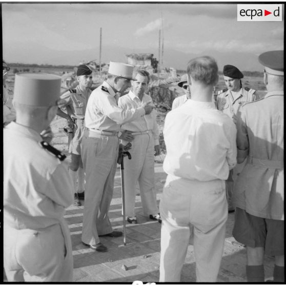 Le général de Lattre explique à Son Excellence Malcolm Mac Donald le rôle des blockhaus qui composent une ligne de défense du delta tonkinois.