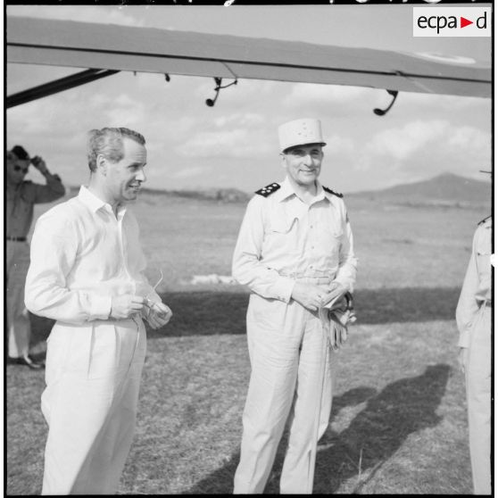 A Vinh Yen, Son Excellence Malcolm Mac Donald et le général de Lattre près d'un Morane 500.