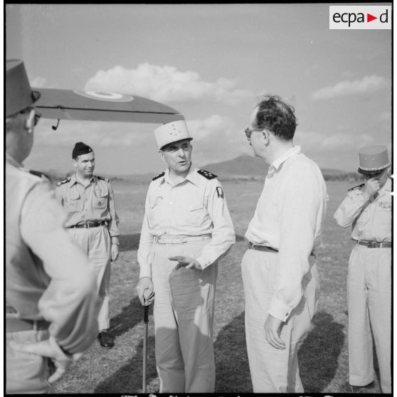 A Vinh Yen, le général de Lattre près d'un Morane 500.