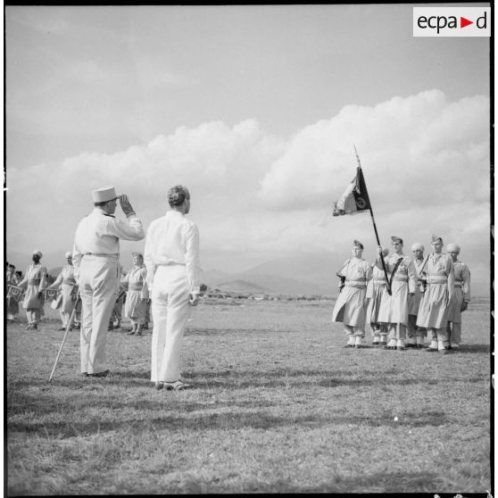 Le général de Lattre, au salut, présente à Son Excellence Malcolm Mac Donald les défenseurs de Vinh Yen.