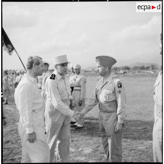 Le général de Lattre et le le chef d'escadrons Deluc, chef des défenseurs de Vinh Yen, en présence de Son Excellence Malcolm Mac Donald.